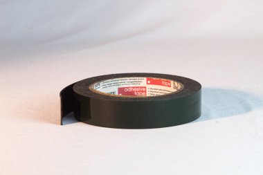 Endonezya, 20 Nisan 2025, bir rulo temiz, çift taraflı yapışkan bant 45 derecelik açıyla yakın çekim çekilir.