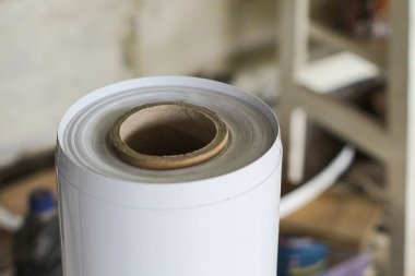 Bu minimalist tablonun düz çizgilerini ve pürüzsüz yüzeyini keşfedin.