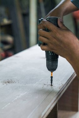 Endonezya, 2 mei 2025, mobilya yaratmak için kontrplak sondajı, vida, panel ya da diğer doğrama metodları için delik açmayı içeriyor. Bu süreç sağlam ve iyi hazırlanmış kontrplak mobilyaların montajı için çok önemlidir., 