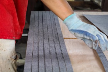 Endonezya, 2 Mei 2025, mobilya projeleriniz için pürüzsüz ve profesyonel bir kapanış yapmak için kontrplağı nasıl cilalayacağınızı keşfedin. Çarpıcı sonuçlar için temel teknikler ve ipuçları öğren