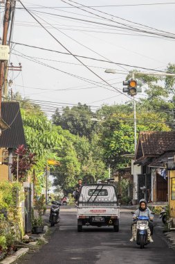 Endonezya, 2 Mei 2025, Tamiajeng, Trawas 'daki bir köy yolunda tipik sabah trafiğine tanık olun. Bölge sakinleri güne başlarken, yerel ve günlük hayatı tecrübe edin..