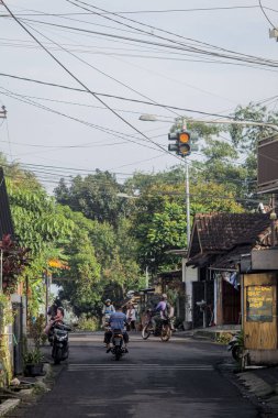 Endonezya, 2 Mei 2025, Tamiajeng, Trawas 'daki bir köy yolunda tipik sabah trafiğine tanık olun. Bölge sakinleri güne başlarken, yerel ve günlük hayatı tecrübe edin..