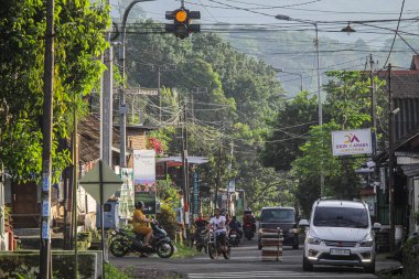Endonezya, 2 Mei 2025, Tamiajeng, Trawas 'daki bir köy yolunda tipik sabah trafiğine tanık olun. Bölge sakinleri güne başlarken, yerel ve günlük hayatı tecrübe edin..