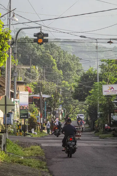 Endonezya, 2 Mei 2025, Tamiajeng, Trawas 'daki bir köy yolunda tipik sabah trafiğine tanık olun. Bölge sakinleri güne başlarken, yerel ve günlük hayatı tecrübe edin..