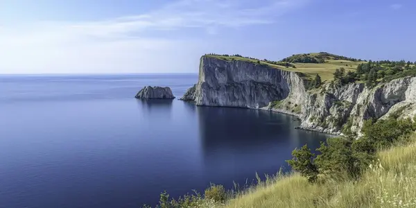 Fransa 'daki gölün güzel kayalık kıyılarının panoramik manzarası. Yapay zeka oluşturuldu