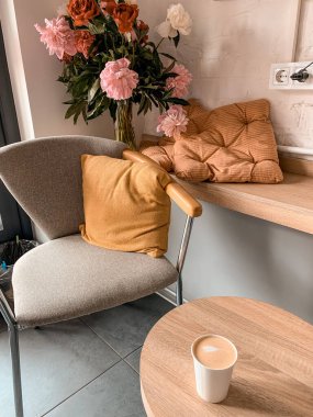 Masada bir fincan kahve, kafede sabah kahvesi, denize bakan kahve.