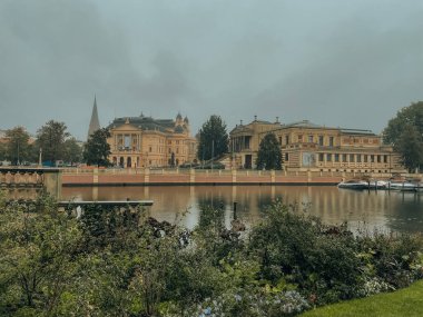 Schwerin Kalesi 'nin manzara ve mimarisinin fotoğrafı, Kuzey Almanya, Mecklenburg-Vorpommern