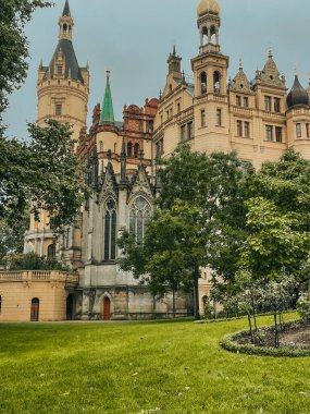 Schwerin Kalesi 'nin manzara ve mimarisinin fotoğrafı, Kuzey Almanya, Mecklenburg-Vorpommern