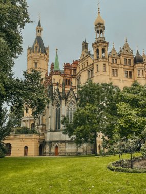 Schwerin Kalesi 'nin manzara ve mimarisinin fotoğrafı, Kuzey Almanya, Mecklenburg-Vorpommern