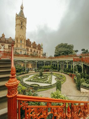 Schwerin Kalesi 'nin manzara ve mimarisinin fotoğrafı, Kuzey Almanya, Mecklenburg-Vorpommern