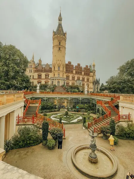 Schwerin Kalesi 'nin manzara ve mimarisinin fotoğrafı, Kuzey Almanya, Mecklenburg-Vorpommern