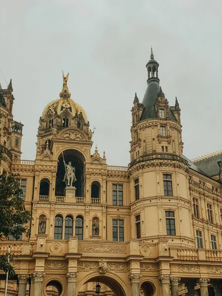 Schwerin Kalesi 'nin manzara ve mimarisinin fotoğrafı, Kuzey Almanya, Mecklenburg-Vorpommern