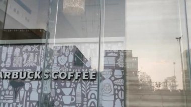 Starbucks Kahve Logosu, OCG ofis binasının birinci katında yazı yazma tabelası. Starbucks Amblem in Coffee Shop. Starbucks Kahve Dış görünüşü. Starbucks Şirketi, Amerika Birleşik Devletleri 'nin bir kahve ve kahve şirketi.