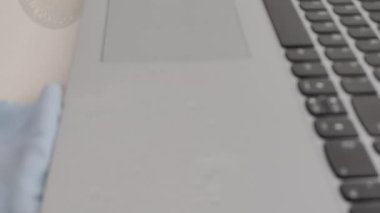 Temizleme sıvısı sıkmak ve kontrol panelini mavi havluyla silmek, dizüstü bilgisayarın kontrol panelini temizleme sıvısı ve mini havluyla temizlemek, yukarı aşağı, sağ ve sol hareket, kapama konsepti