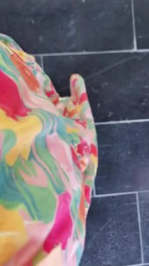 POV üst görünümü Renkli desenli Kadın Eteği Rüzgarda Çırpınıyor. Birinci şahıs görüntüsü