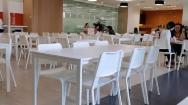 Chengdu, Sichuan in China-Aug 28,2024: Personel şirket yemek salonunda yemek yiyor ve sohbet ediyor, şirket yararları kavramı. 