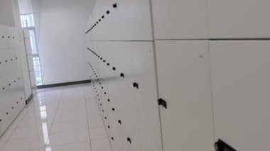Şirket çalışanlarının beyaz parola dolabının, dört kabileyle üst üste yığılmış iki sütun dolabının, personelin bakım ve emlak koruması kavramının görüntülenmesi.