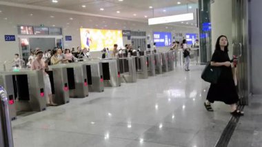 Chengdu, Sichuan, Çin-Aug 24,2024: İnsanlar Chengdu Doğu Tren İstasyonu 'ndaki kimlik kartlarını tarayarak yüksek hızlı demiryolu kapılarından geçiyorlar.