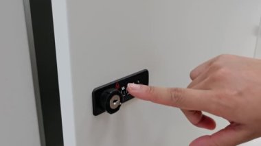 Şirket personelinin beyaz parola dolabına geçiş hareketi, personelin mülkiyet koruması ve bakım konsepti, yavaş çekim