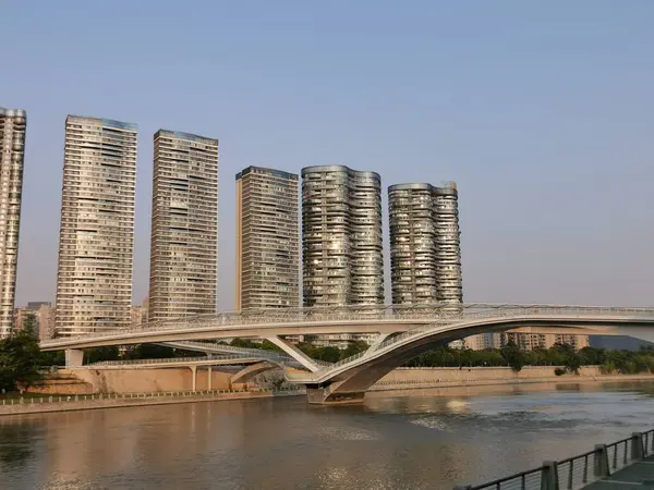 Chengdu, Sichuan, Çin-Ağustos 25.2024: Wuchazi köprüsü nehrin her iki yakasında gün doğumu ışığı, şehirde yerleşim bölgesiyle bağlantılı köprü.