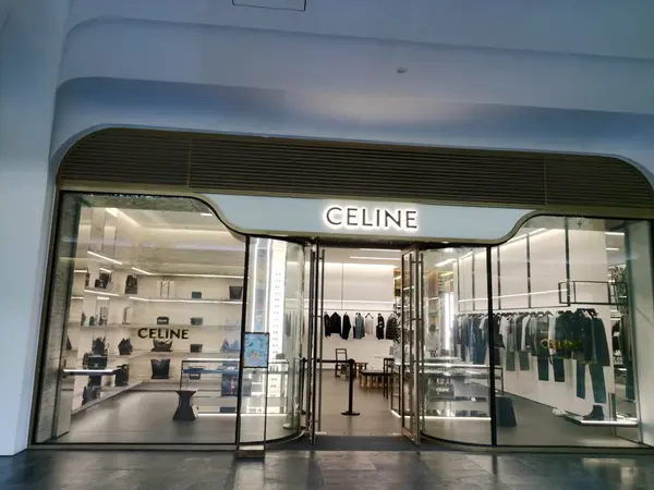 Chengdu, Sichuan, Çin-Sep 07.2024: Chengdu 'nun SKP mağazasının güneyindeki Celine mağazasının ön kapısı. Alışveriş merkezinin vitrininde Celine marka perakende satış mağazası logosu tabelası. 
