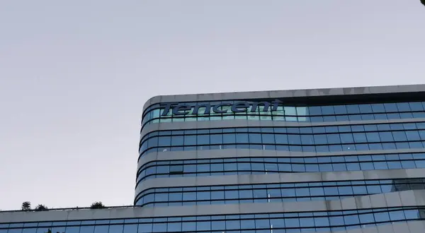 Chengdu, Sichuan, Çin-Sep 11.2024: TENCENT 'nin şirket merkezi. TENCENT logosu olan ofis binası. TENCENT dünyanın önde gelen internet teknoloji şirketi.