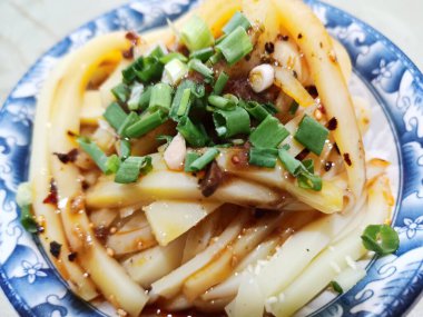 LiangFen kelimenin tam anlamıyla soğuk tozu ifade ediyor. Lezzetli, keskin ve baharatlı bir sosa batırılmış fasulye nişastalı erişte. Biber yağı, sarımsak ve doğranmış yeşil soğan, Sichuan atıştırmalığı.