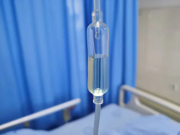 Hastanın odasına serum damlıyor. Kapatma tuzlu çözeltisi ya da NSS serumundan NSS sıvısı damlayan tüp infüzyon pompası hastane kemoterapisinde. Hayat sigortası işi, sağlık ve sağlık teknolojisi kavramını kabul edin..