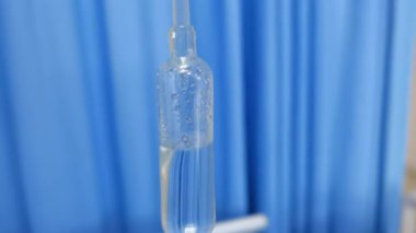 Hastanın odasına serum damlıyor. Kapatma tuzlu çözeltisi ya da NSS serumundan NSS sıvısı damlayan tüp infüzyon pompası hastane kemoterapisinde. Hayat sigortası işi, sağlık ve sağlık teknolojisi kavramını kabul edin..