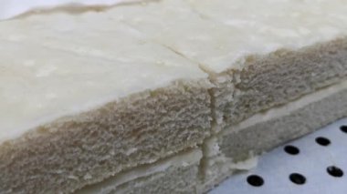 Pazar yerinde yakın plan beyaz pirinç keki (nian gao, yeni yıl keki) festival ve aile toplantısı için pirinç keki (chwee kueh).