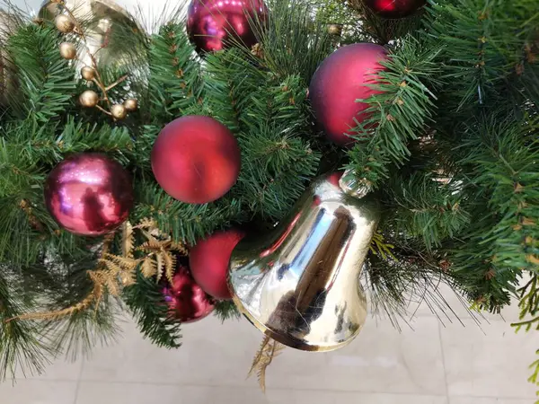 Yakından Noel süslemesi takılar, çelenkler, şampanya rengi toplar, kırmızı toplar, kürk çanı