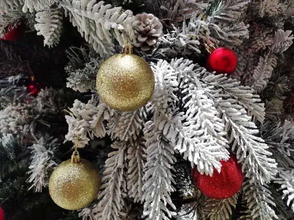Yakından Noel süslemesi takılar, çelenkler, altın toplar, kırmızı toplar ve kürk