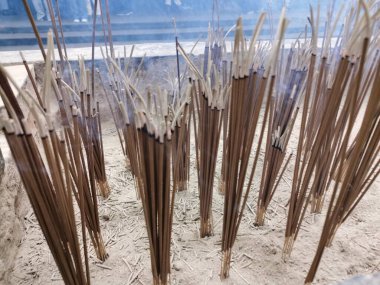 Eski bir tapınakta geleneksel bir Çin tütsüsü yakıcısı, Çin 'de yeni yılda büyük bir dilek tut.