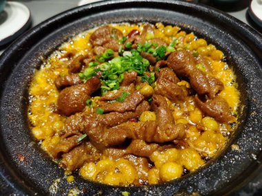 Lezzetli bir yemek: toprakta kaynatılmış ince bağırsak ve soya fasulyesi pişirme tenceresi veya güveç. Ev yapımı lezzetli özel yemekler.