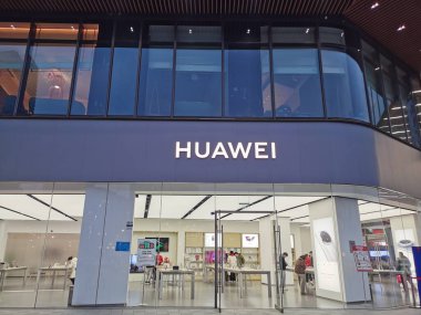 Chengdu, Sichuan in China-Jan 12.2025: HUAWEI perakende mağazası cephede müşteriler bir alışveriş merkezinde 
