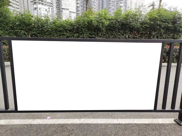 Çitteki bir sandviç tahtasının boş beyaz maketi. Restoranlar ya da kafeler için boş reklam tabelasının arka plan dokusu. Tasarımınız için alanı kopyalayın