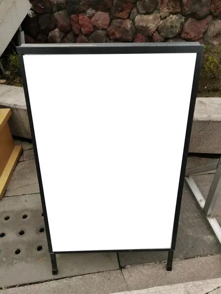 Boş beyaz açık hava reklam standı ya da sandviç, restoran yönetim kurulu şablonu hazırlıyor. Restoranın açık hava yemek alanı tarafından yerleştirilmiş açık tabela levhası. Standee 'nin sokaktaki arkaplan dokusu. Montaj