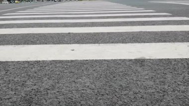 Zebra kavşağı tabelası. Sokakta yaya geçidi. Zebra kavşağından geçen araba. Şehirdeki Yol.