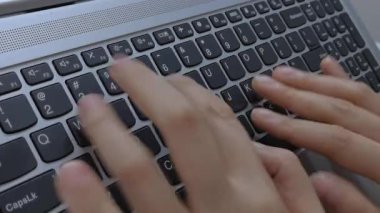 Evde dizüstü bilgisayarda klavyeyle yazı yazan bir kadının yakın çekim görüntüsü. Bir iş ortamında modern çalışma ve profesyonel aktivite. Yavaş Çalma, Yavaş Çekim