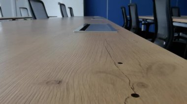 Boş Toplantı Odası ahşap masa yüzeyinin ofis beyaz sandalyeleriyle doku detaylarını kapat