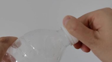 Bir maden suyu şişesi kapağını elle açmak. Bir maden suyu şişesi kapağı açmak.