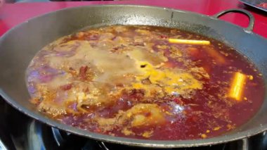 Kaynayan Sıcak Ot; Aile toplantısı ve festival kutlamaları için Hot Pot 'un Kükreyen Kaynağı. Çin özel yemeği. Kırmızı Sıcak Ot Üssü: A Blaze of Spipicy Delight