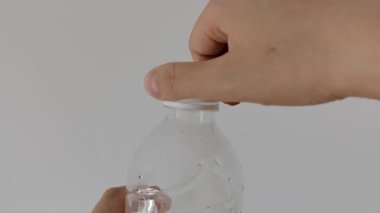 Bir maden suyu şişesi kapağını elle açmak. Bir maden suyu şişesi kapağı açmak.
