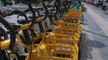 23 Nisan 2025 'te Çin' in Sichuan kentinden Chengdu: iş saatinde ofis binasının önünde park etmiş bisikletleri ve elektrikli scooterı paylaşın.