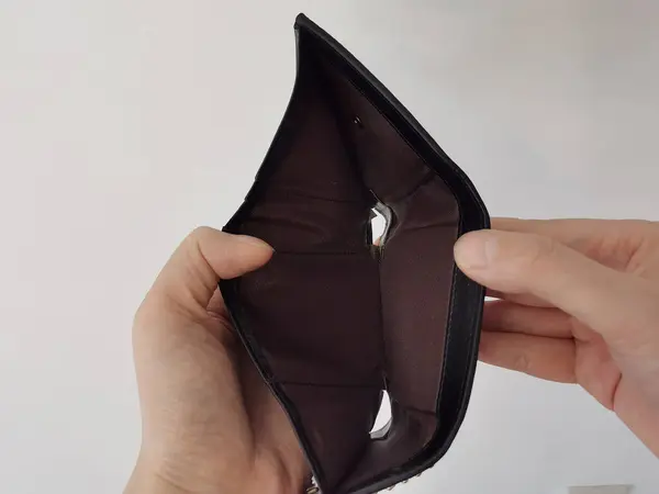 Stresli insanlar, alışveriş yapmadan önce kadın eli boş cüzdan. Ödenecek para bütçesi yok kredi kartı yok, ödeme faturası yok, kredi veya banka masrafı yok, iflas