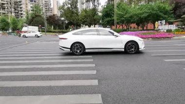 Chengdu, Sichuan, Çin - 24 Mayıs 2025 Tianfu Bulvarı 'ndaki trafik akışı kaldırım çekiminden. The Ever-moving Car on the Road. Dinamik Ulaşım Ekranı