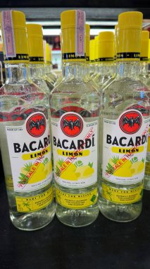 Gurugram, Hindistan - 5 Ağustos 2024: Bacardi Carta Blanca rom şişelerinin bir mağaza rafında yakın plan çekimleri.