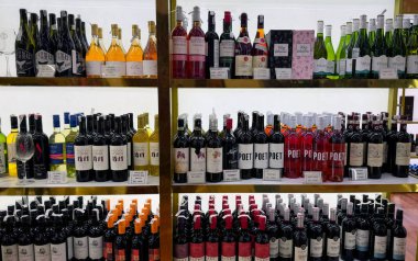 Gurugram, Hindistan - 07 Ağustos 2024: Fransız Şampanyası ve köpüklü şarap şişeleri, kutlama ve özel günler için mükemmel bir şekilde mağaza raflarında düzenlenmiştir. Satılık ithal şampanya. 