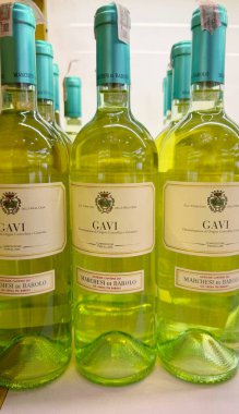 Gurugram, Hindistan - 5 Ağustos 2024: Fransız Şampanyası ve köpüklü şarap şişeleri mağaza raflarında zarif bir şekilde düzenlenmiştir, kutlamalar ve özel günler için mükemmeldir. Satılık ithal şampanya. 