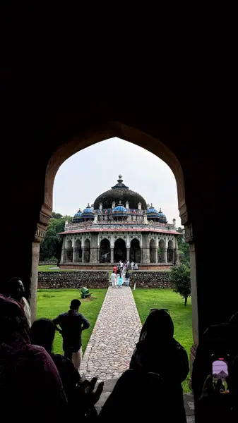 Yeni Delhi, Hindistan - 7 Ağustos 2024: Humayun 'un Mezarı kemer yolu altında güzel çerçevelenmiş, simetri ve Babür mimarisinin büyük ölçeklerini vurguluyor. Humayun 'un Mezarı, Delhi' deki Popüler Turist Çekimi